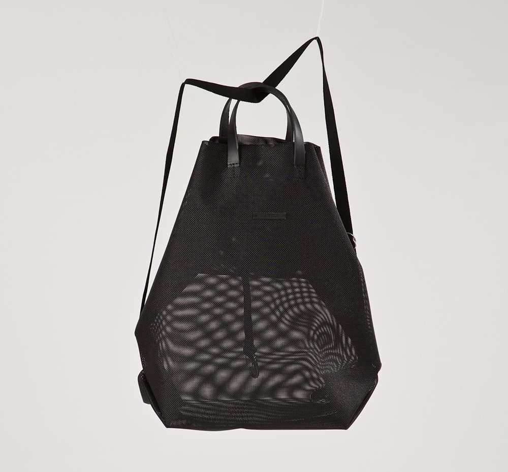 高品質の素材を用い、ベルリンの工房で丁寧に作られたHÄNSKAのバッグ「Moire Black Mesh」。